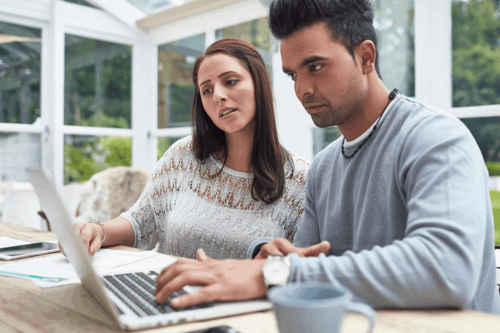 Couple and laptop (1)
